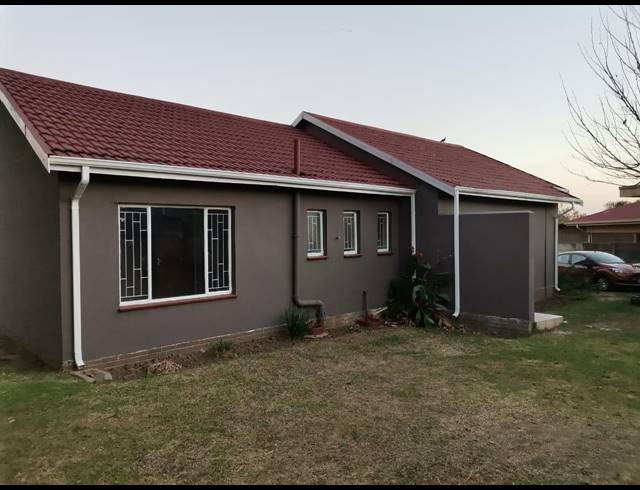 3 BEDROOM FREESTANDING FOR SALE IN SIGNAL HILL
